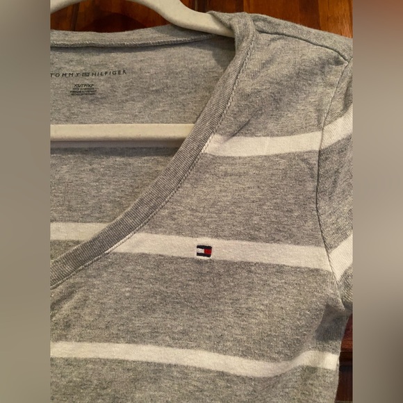 Tommy Hilfiger 100% Cotton V-Neck Gray/White Striped Fitted Short Sleeve Tee XS - Picture 3 of 6
